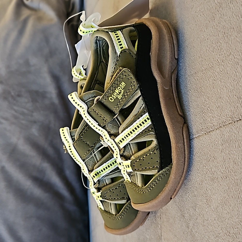 NWT OshKosh B'gosh Toddler Boy's Everplay Flexible Outsole Bump Sandals: 5T